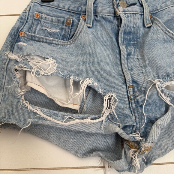 Levis Cut Off 501 Shorts Bottoms Women's Size 25 Light Blue Denim 100% Cotton - Picture 10 of 10